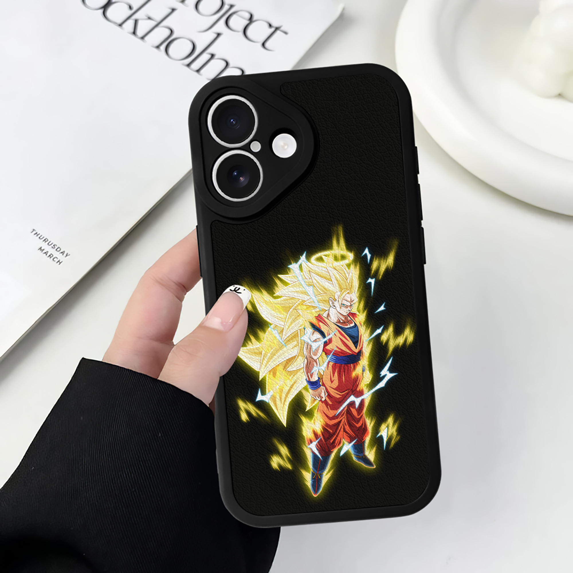 （画像用） ドラゴンボール 孫悟空（そん ごくう）Son Goku カカロット DRAGON BALL Kakarotto 【iPhone 16シリーズ対応】シリコンスマホケース（レザー調） 材質：シリコン